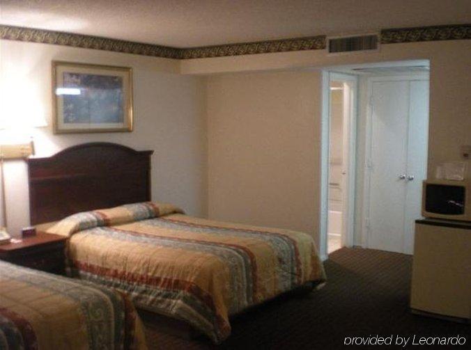 Granbury Inn And Suites Bagian luar foto