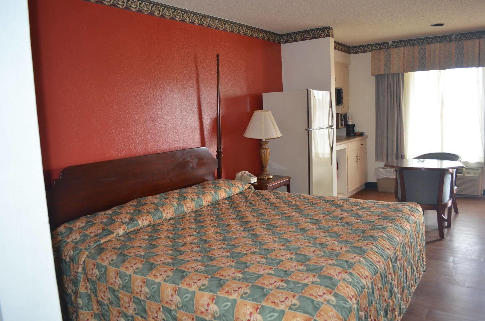 Granbury Inn And Suites Bagian luar foto